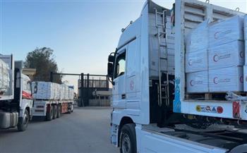 الهلال الأحمر يدفع بأكثر من 2,865 طنًا من المساعدات الغذائية والإغاثية والشتوية عبر قافلة «زاد العزة» 1