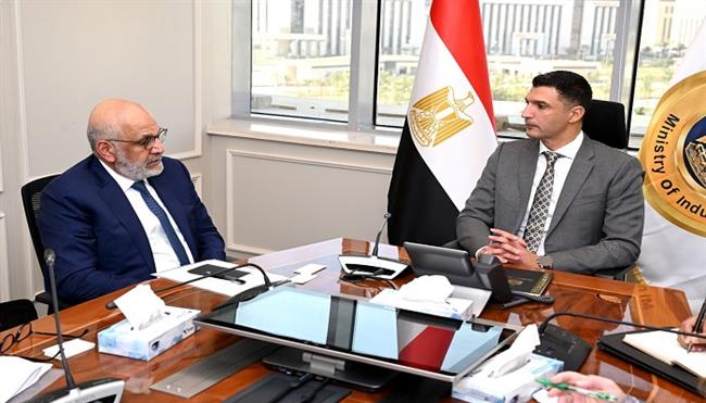 وزير الصناعة يبحث مع ممثلي البنك الدولي تعزيز التعاون في تطوير المناطق الصناعية بمصر 