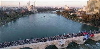 فيديو مبهر.. إفطار جماعي فوق جسر عمره 2000 عام في تركيا