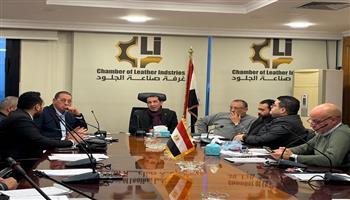 غرفة صناعة الجلود تبحث تحديات القطاع وتقدم مقترحات لدعم الإنتاج والتصدير لوزير الصناعة