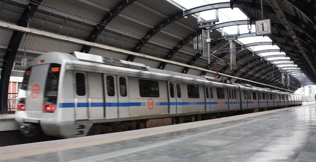 فيديو لا يصدق.. هندية تسقط مرتين من قطار متحرك دون إصابات