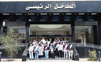 طلاب سوهاج الأهلية يواصلون رسم البسمة على وجوه الأطفال بمستشفى الطوارئ الجامعي