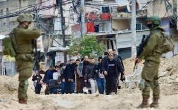 الاحتلال الإسرائيلي يعتقل مالا يقل عن 28 فلسطينيًا من مدن الضفة الغربية