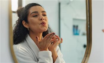 هل تحتفظين بمرطب الشفاه في حقيبتك دائمًا؟.. هذه الصفات قد تميزك