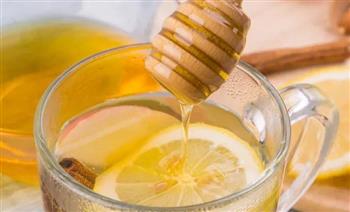 الماء الدافئ بالليمون والعسل.. ماذا يحدث لجسمك عند تناوله؟