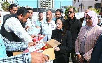 محافظ البحيرة تشهد اصطفاف الدفعة الثانية من قوافل المساعدات الغذائية بمجمع دمنهور الثقافي