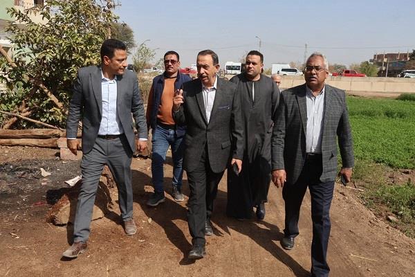 محافظ سوهاج يزور قرية فزارة بالمراغة ويتفقد المصرف المجاور للطريق المؤدي للمدرسة محل الشكوى
