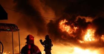 الدفاع المدني الإسرائيلي يحاول السيطرة على حريق ضخم في مستودع مستهدف بتل أبيب