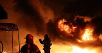 الدفاع المدني الإسرائيلي يحاول السيطرة على حريق ضخم في مستودع مستهدف بتل أبيب