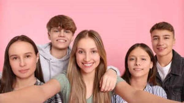 للوالدين.. نصائح تعزز الثقة مع المراهقين وتقلل من تمردهم