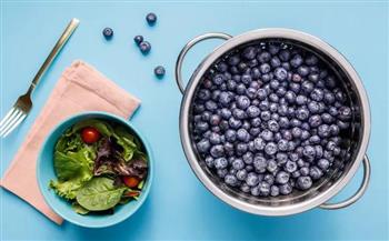 لتنظيف التوت الأزرق وبقائه طازجًا لفترة أطول.. اتبعي تلك الخطوات 