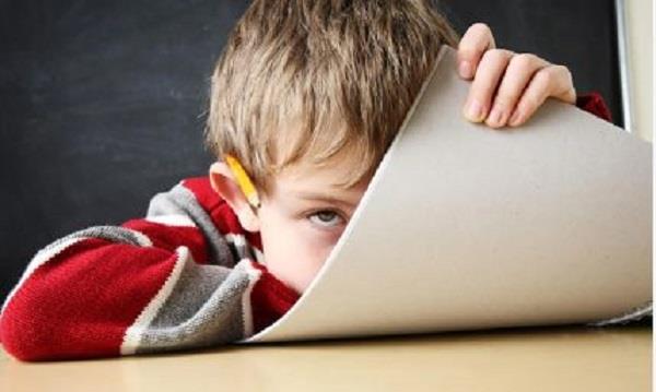 هل هناك علاقة بين انطواء طفلك وتشتت انتباهه؟ علم النفس يوضح