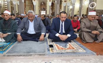 محافظ سوهاج يؤدي صلاة الجمعة بمسجد العارف بالله بحي غرب ويلتقي المواطنين