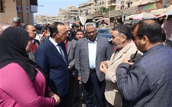 محافظ سوهاج يتفقد أعمال الرصف بمحيط المستشفى العام ويشدد على رفع الإشغالات بميدان العارف