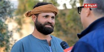 عمرو الليثي يهدي 5 آلاف جنيه لعامل بسيط في "أجمل ناس"