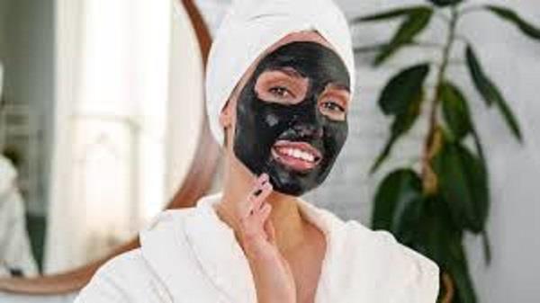 وداعًا للرؤوس السوداء.. هل يمنحك الفحم بشرة زجاجية؟