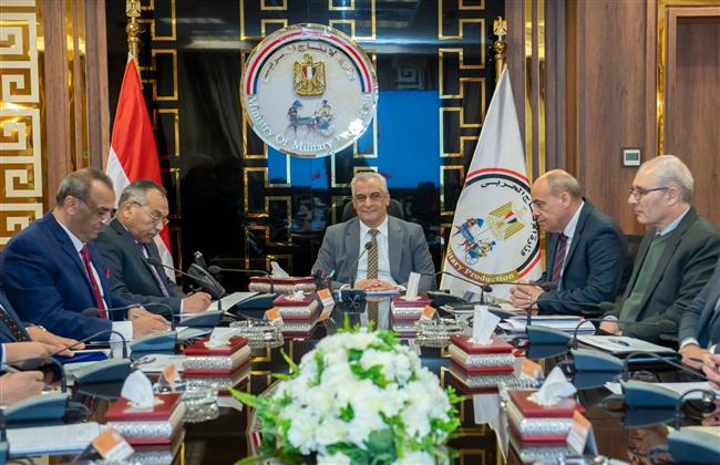 وزير الدولة للإنتاج الحربي يجتمع مع رؤساء مجالس إدارات الشركات المنتجة للذخائر 