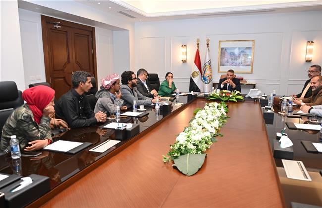 محافظ جنوب سيناء يبحث تطوير خدمات قرية خريزة مع فريق فيلم وثائقي