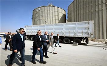 مدبولي يتفقد صومعة عتاقة بالسويس لمتابعة منظومة تخزين القمح وتعزيز الأمن الغذائي