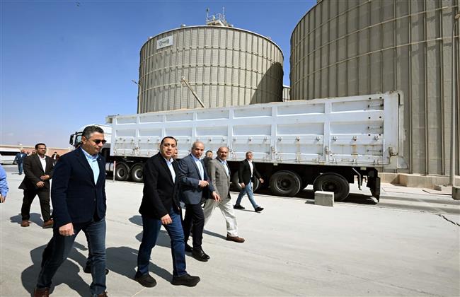 مدبولي يتفقد صومعة عتاقة بالسويس لمتابعة منظومة تخزين القمح وتعزيز الأمن الغذائي