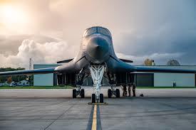 بعد خلاف بين القادة.. أقوى قاذفات الولايات المتحدة تصل قاعدة بريطانية 