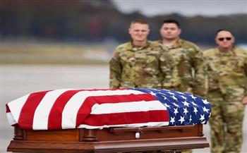 ترامب ودي فانس ووزير الحرب يستقبلون رفات 6 جنود أمريكيين قتـلوا في حـرب إيران