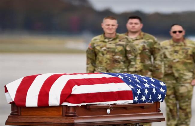 ترامب ودي فانس ووزير الحرب يستقبلون رفات 6 جنود أمريكيين قتـلوا في حـرب إيران