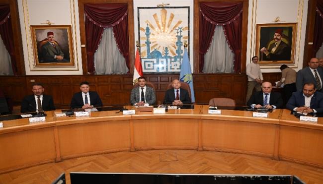 خطة لتعزيز صادرات الرخام والجرانيت.. وزير الصناعة يلتقى مستثمري شق الثعبان وتسليم 44 عقدًا  