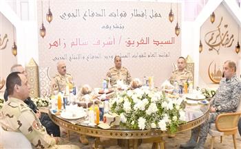 وزير الدفاع يلتقي مقاتلي قوات الدفاع الجوي ويشاركهم تناول وجبة الإفطار