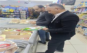 حملة تفتيشية مكثفة على المحلات بمدينة القصير لضبط الأسواق وحماية صحة المواطنين