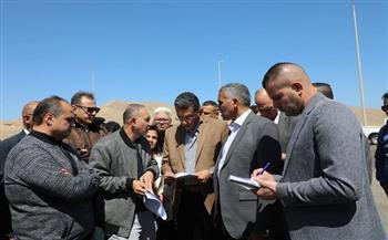 محافظ البحر الأحمر يتفقد طريق قفط – القصير بطول 172 كم 