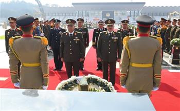 الرئيس السيسي ينيب وزير الدفاع لوضع إكليل من الزهور على النصب التذكاري لشهداء القوات المسلحة