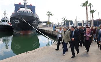 رئيس هيئة قناة السويس يتفقد ميناء المرشدين بالإسماعيلية