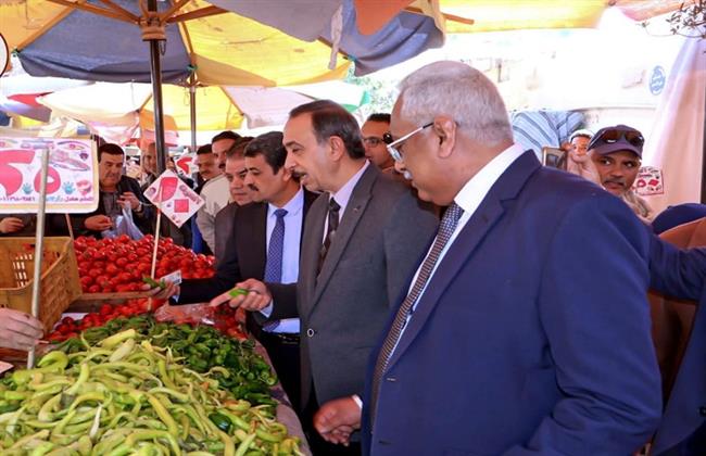 محافظ سوهاج يتفقد عددا من الأسواق للاطمئنان على توافر السلع وضبط الأسعار