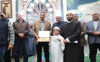 محافظ البحر الأحمر يؤدي صلاة العشاء والتراويح بمسجد التقوى بالقصير ويكرم حفظة القرآن