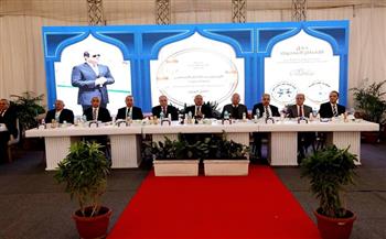 وزير النقل يتفقد الورش المركزية لشركة النيل لنقل البضائع ويتناول الإفطار مع العاملين بالقابضة للنقل البحري