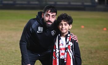 فريق الزمالك يستقبل الطفل الفلسطيني سمير محمد بعد مشاركته في "أصحاب الأرض"