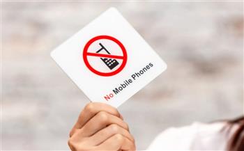 للطلاب والمعلمين.. دولة جديدة تحظر الهواتف في المدارس