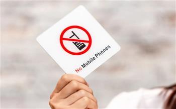 للطلاب والمعلمين.. دولة جديدة تحظر الهواتف في المدارس