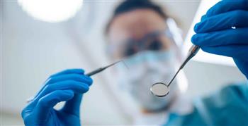 أمريكية تنتحل صفة طبية أسنان وتترك مريضها ينزف وسط العملية