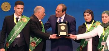 الرئيس السيسي يكرم عددًا من أسر شهداء ومصابي العمليات الحربية خلال الندوة التثقيفية الـ43