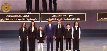 الرئيس السيسي يلتقط صورة تذكارية مع أبناء الشهداء خلال فعاليات الندوة التثقيفية للقوات المسلحة