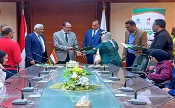 بقيمة 300 ألف جنيه.. محافظ سوهاج يسلم 15 شيكا للعرائس الأولى بالرعاية 