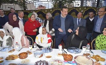 محافظ بورسعيد يشارك الأطفال الأيتام والمسنين والسيدات المُسنات الإفطار الرمضاني 