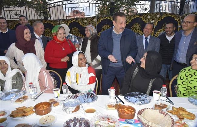 محافظ بورسعيد يشارك الأطفال الأيتام والمسنين والسيدات المُسنات الإفطار الرمضاني 