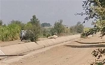  استجابة لشكاوى الأهالي.. ضبط سيارة تفرغ مخلفات الصرف الصحي في ترعة بقرية المخزن بقوص