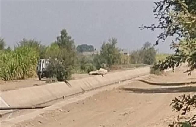  استجابة لشكاوى الأهالي.. ضبط سيارة تفرغ مخلفات الصرف الصحي في ترعة بقرية المخزن بقوص