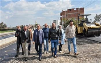 بنسبة تنفيذ 34% .. محافظ الشرقية يتابع ميدانياً انتظام سير أعمال التوسعة والرصف بطريق كوبري البحر - أبو طبل 