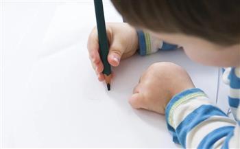هل يواجه طفلك صعوبة في مسك القلم؟.. إليك الأسباب والحلول