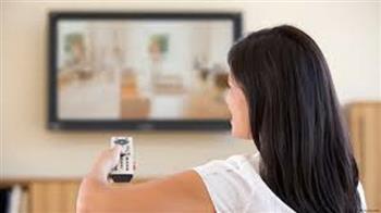 كيف يؤثر جلوس المرأة الطويل أمام الشاشة على الذاكرة مع التقدم في العمر؟